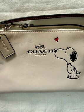 NWT COACH x Peanuts Snoopy Heart Valentine Wristlet - Chalk White